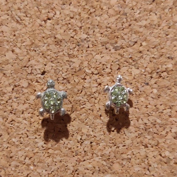 Jewelry - Green turtle gem earrings